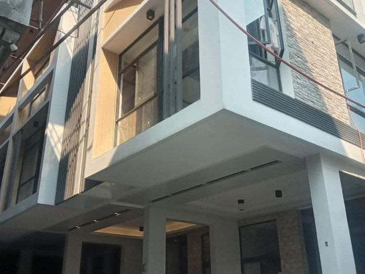 5-bedroom Townhouse For Sale in Quezon City / QC Metro Manila near banawe St.