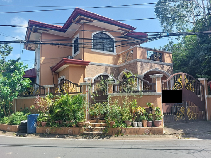 Corner lot House for Sale in BF Resort Village Las Pinas City