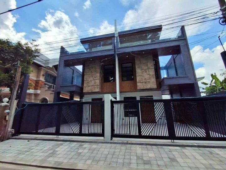 MODERN & ELEGANT 3-Storey Duplex / Townhouse Units