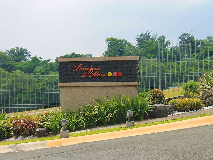 Corner Lot For Sale in Tagaytay Highlands