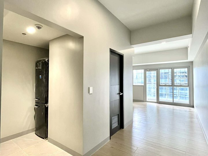 Ready for occupancy Studio unit in Uptown Arts Residence