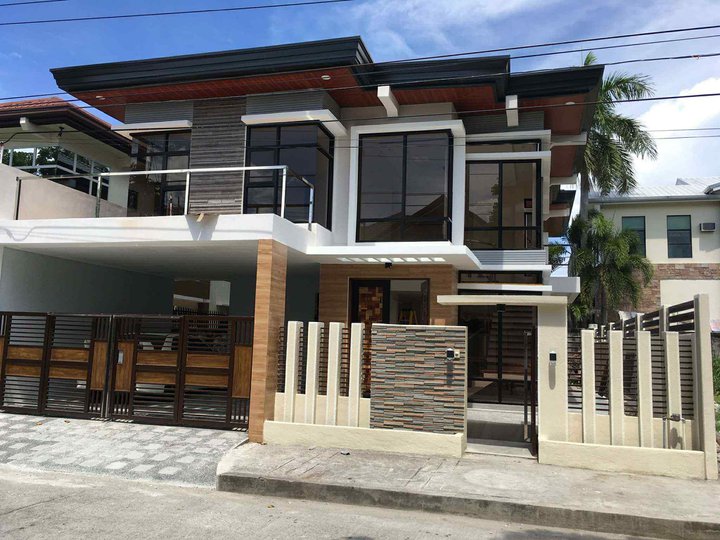 Pre-Owned Modern High ceiling 2 Storey House and Lot For Sale in San Fernando Pampanga