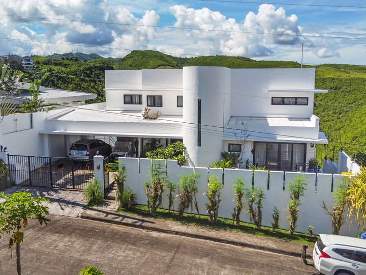 Fully Furnished, Modern White Mansion overlooking CCLEX