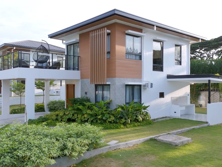 Modern, Elegant, Deluxe House & Lot at Daang Reyna near in Villar City