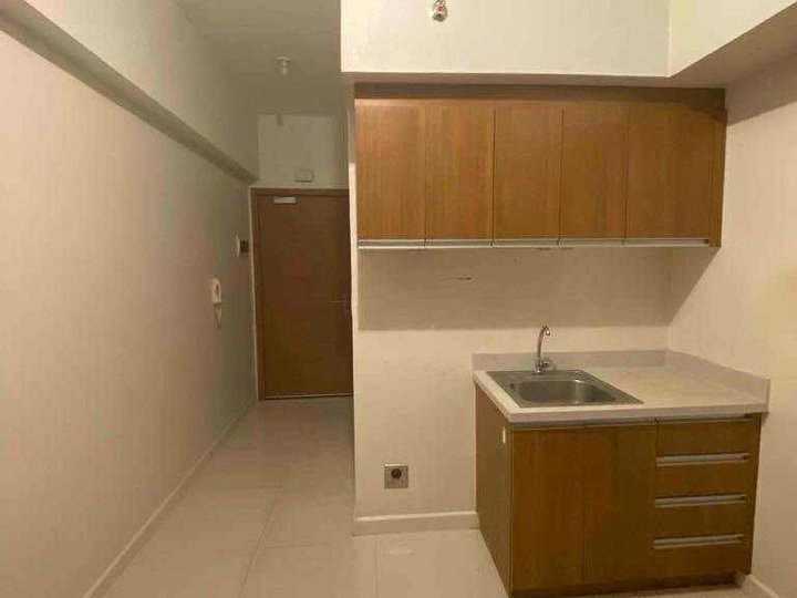 Studio Unit w/ Parking ETON TOWER MAKATI.