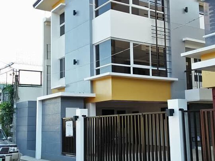 3 Storey Townhouse in Quezon City accessible to Regalado MRT 7 Station