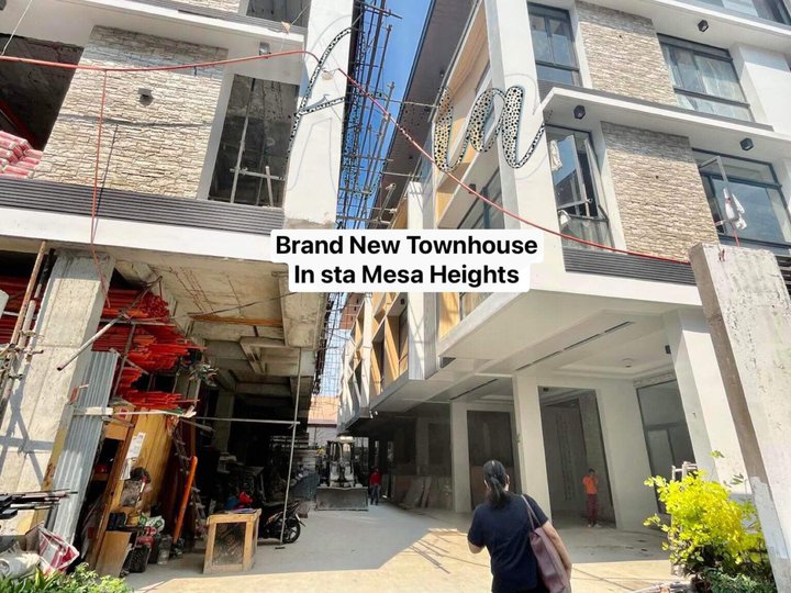 4 Bedroom Townhouse with Swimming pool in Sta Mesa Heights QC