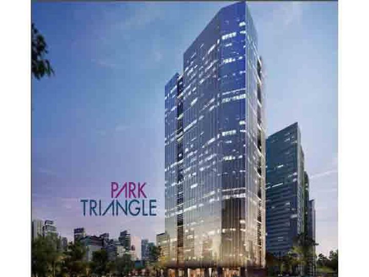 Rush Sale Commercial Office Space in Park Triangle Corp Plaza BGC  St. Lukes Market Market Mall