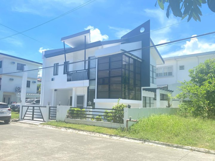 Resale Three Bedrooms Modern House in Mahogany Groove