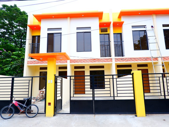 SIONIL LAS PINAS HOUSE AND LOT FOR SALE 2 bedroom townhouse at manuela