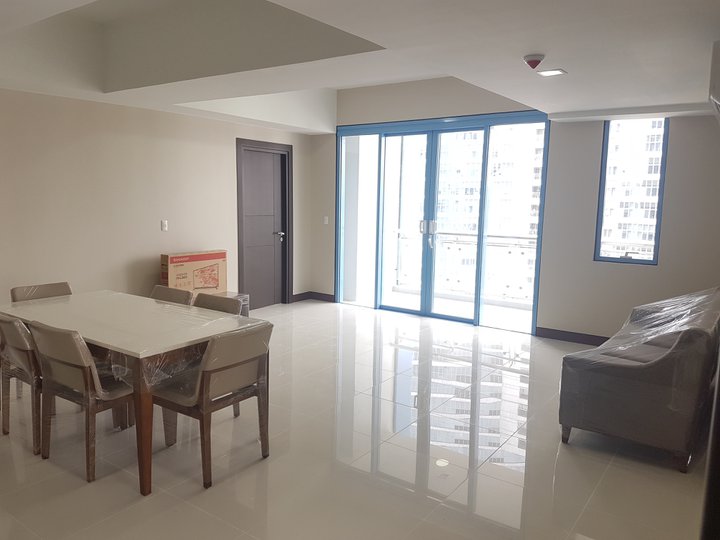 For Sale: 3 Bedroom in Three Central, Salcedo Village, Makati