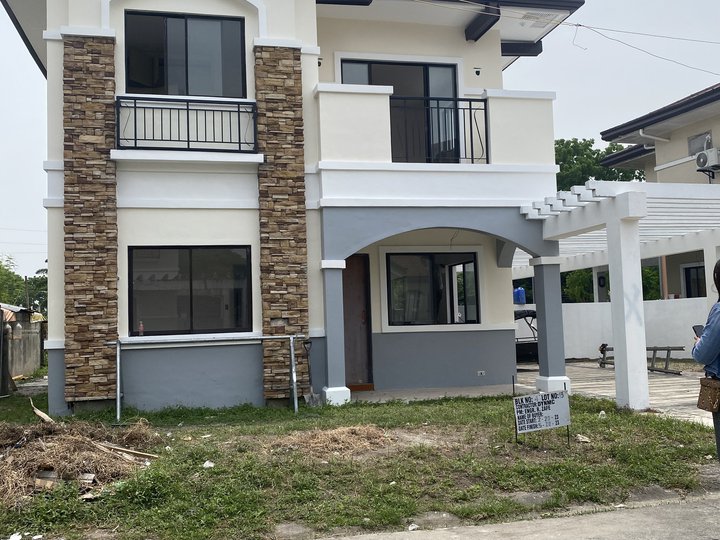 5 Bedrooms Single Attached House and  Lot in Mabalacat City