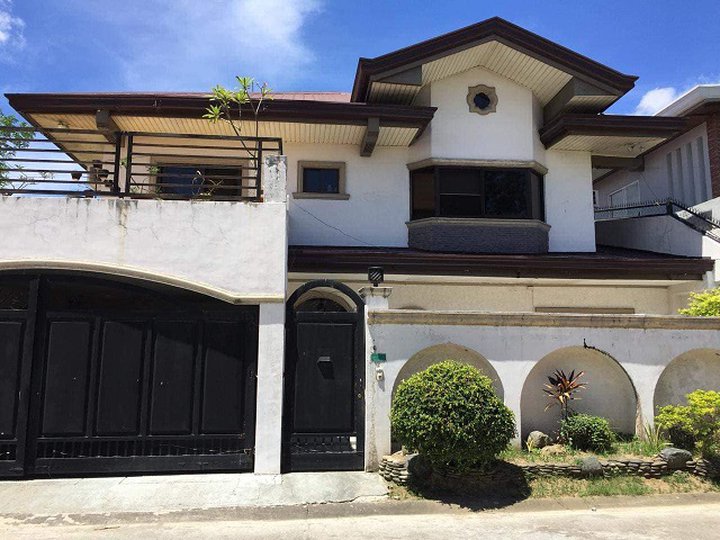 5-Bedroom House with own Pool for Sale in Italia 500 BF Resort Talon Las Pinas City