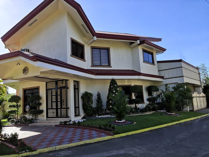 Corner lot House for Sale in BF Homes Las Pinas City