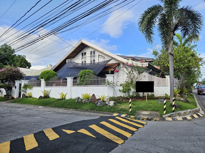 Corner lot Bungalow for Sale in BF Homes Paranaque City