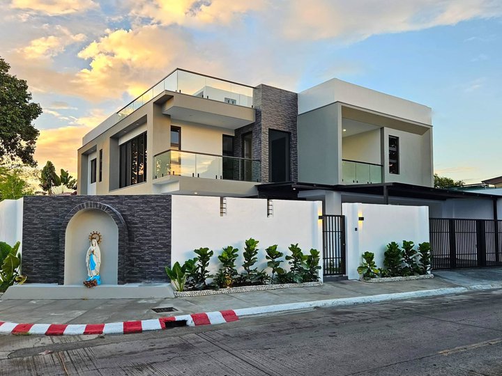 Brand new House with own Pool for Sale in BF Homes Paranaque City