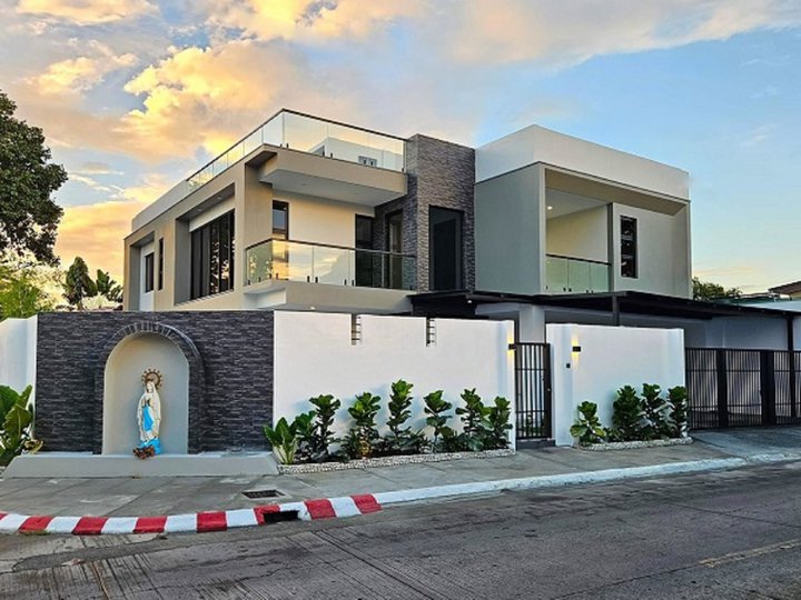 Brand new 5-Bedroom House with own Pool for Sale in BF Homes Paranaque City