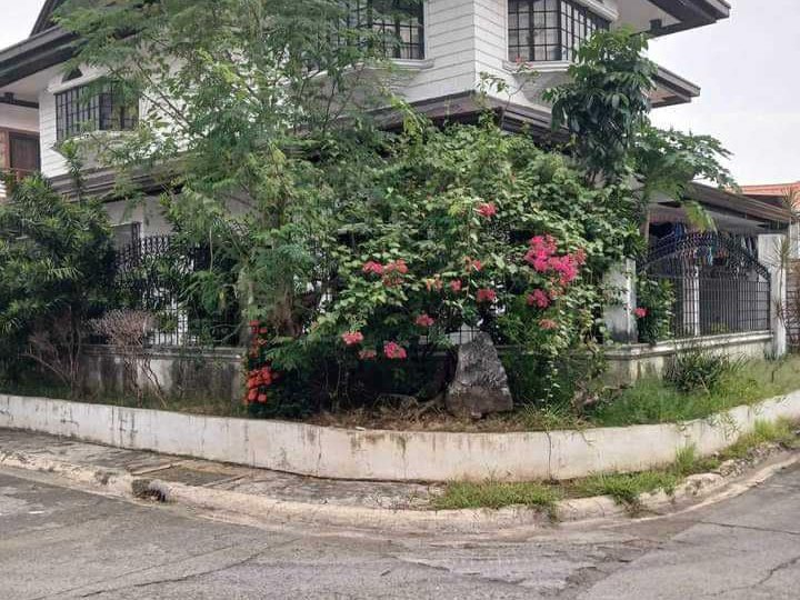 Corner lot House for Sale in Multinational Village Moonwalk Paranaque City