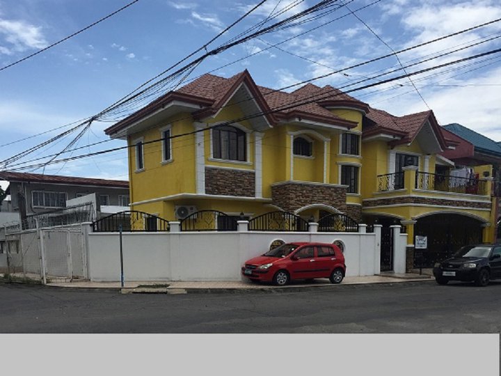 Corner lot House for Sale in BF Resort Village Talon Las Pinas City