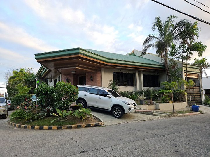 Corner lot Bungalow for Sale in Tahanan Village Paranaque City