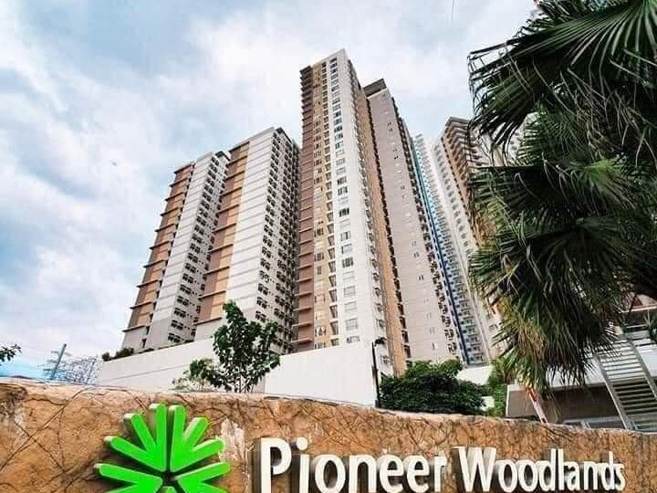 Rush 2br fast move in along Edsa Boni Pioneer woodlands