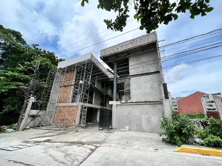3 STOREY TOWNHOUSE FOR SALE - EAST FAIRVIEW QC.