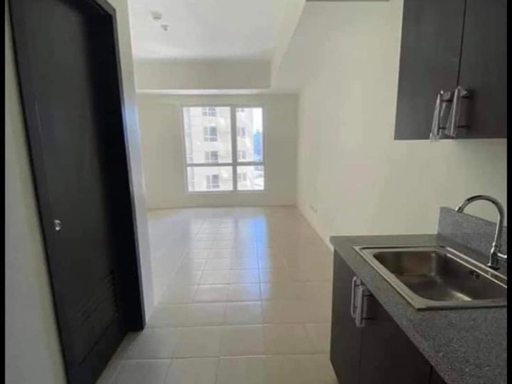 Studio Unit in Pioneer Woodlands Rent to Own in Mandaluyong Connected to MRT