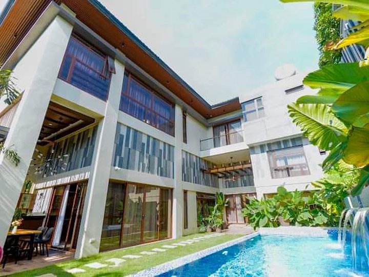 6-Bedroom Brandnew Modern & Luxurious House For Sale in Parañaque