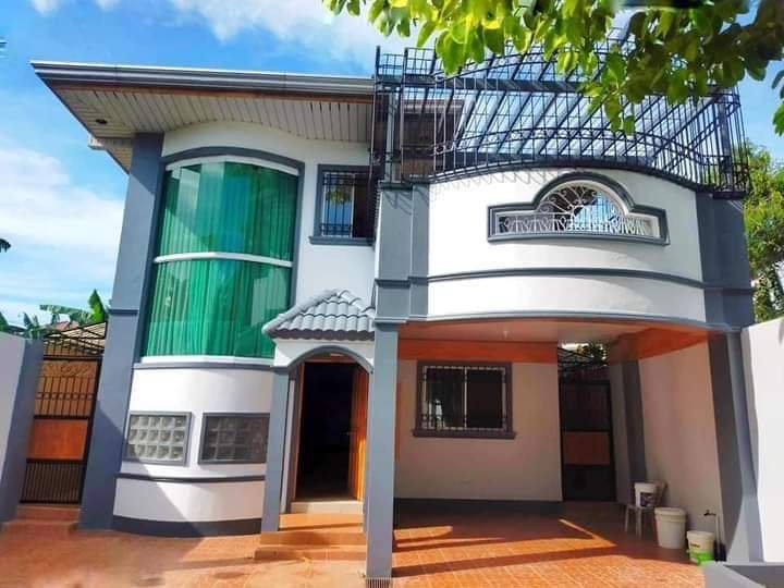 6-bedroom Single Detached House For Sale in Santa Rosa Laguna