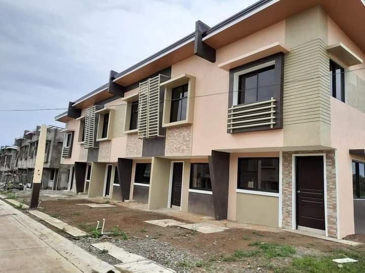 3 Bedroom w/ Carport. townhouse near Tagaytay