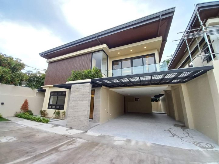 Luxury House for Sale in BF Homes Executive Village
