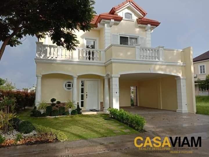Luxurious 4-bedroom Single Detached House in Alabang