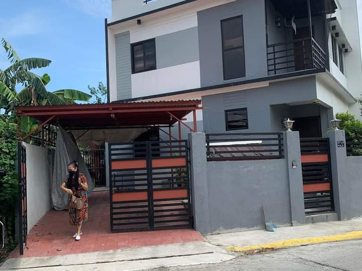 2 Storey Modern House w/ Rooftop and 3 Toilet 'n Bath For Sale in Imus