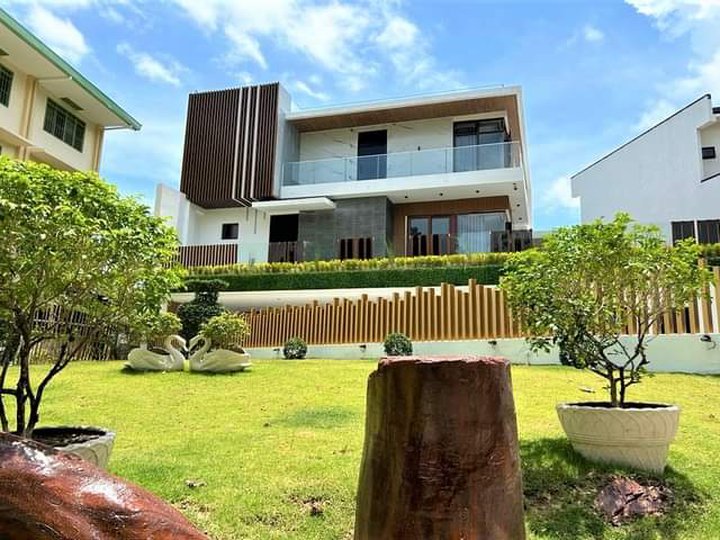 3 Level Luxury House with a Roof Deck For Sale in Talisay Cebu