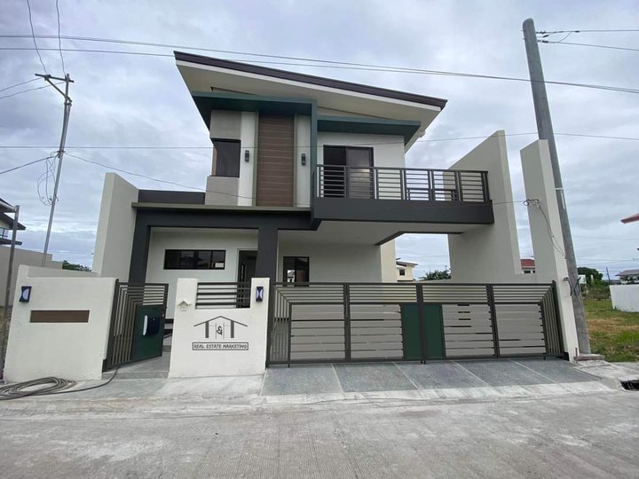 4 Bedroom Single Attached with Balcony For Sale in Imus Cavite