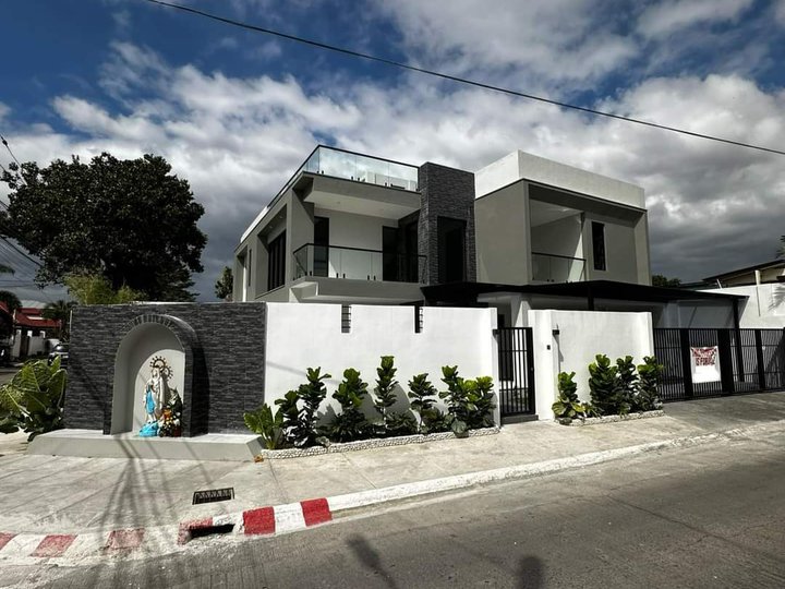 5-bedroom Single Detached House For Sale in Paranaque Metro Manila
