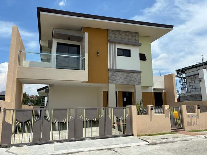 5-bedroom Luxurious House For Sale in Imus Cavite
