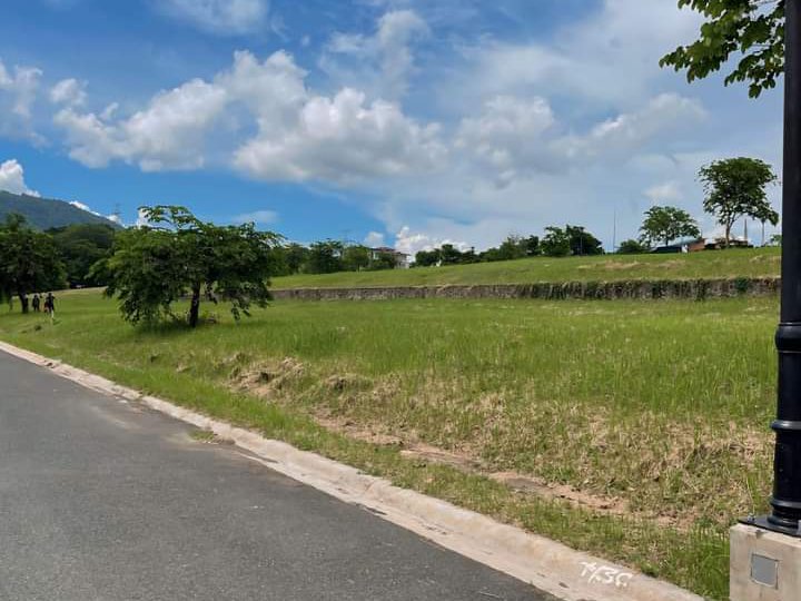 OVERLOOKING RESIDENTIAL LOT FOR SALE IN TAGAYTAY HIGHLANDS