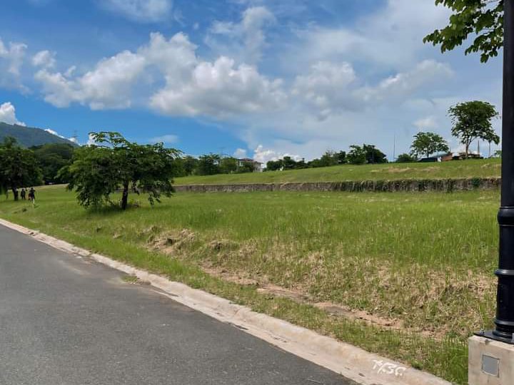 413 Sqm Lot for Sale with Overlooking Taal Lake view in Tagaytat Highlands