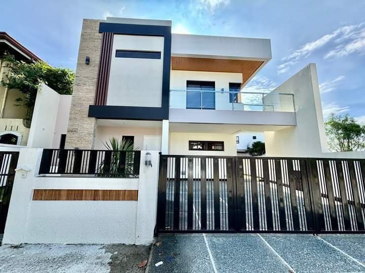 6-bedroom Single Detached House For Sale