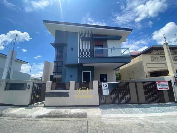 6-bedroom Single Detached House For Sale in Imus Cavite