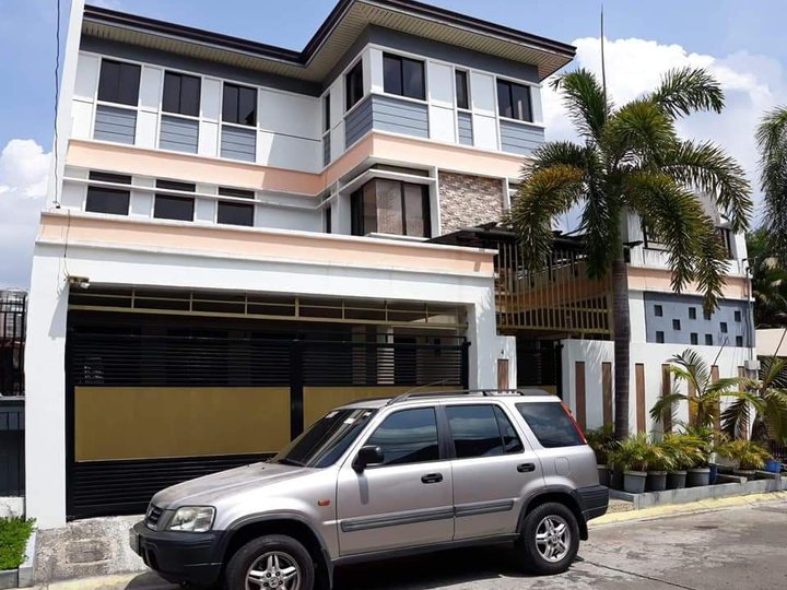 6-bedroom Single Detached House For Sale in BF Resort Village Las Pinas