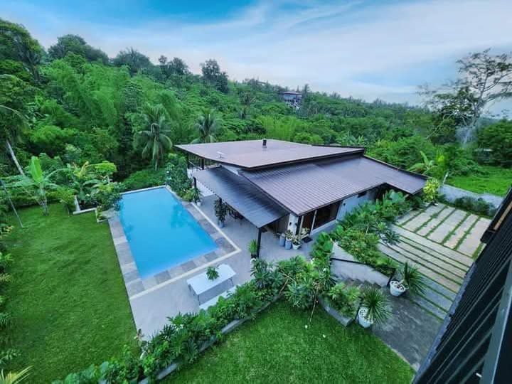 OPERATIONAL OVERLOOKING MOUNTAIN VILLA RESORT FOR SALE IN AMADEO CAVITE