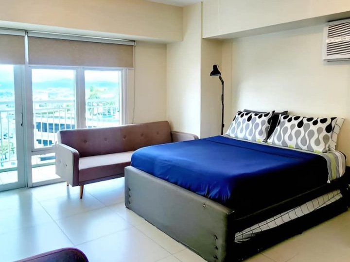 Studio Unit at The Red Oak at Two Serendra For Rent