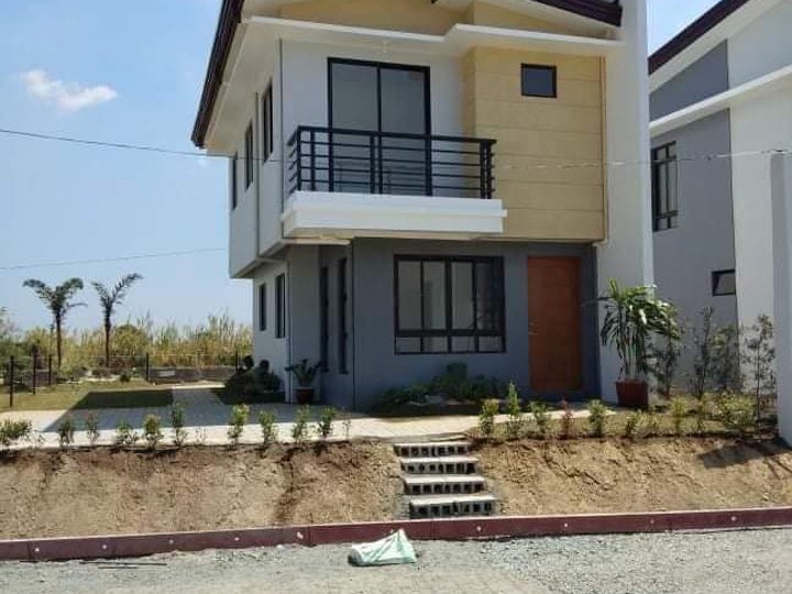 Pre silling Single attached House in lot for Sale along  the Road