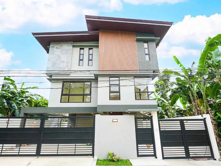 4-bedroom House For Sale in Commonwealth Quezon City / QC Metro Manila