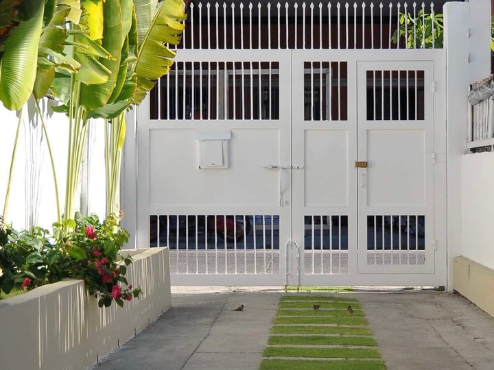 PRE OWNED 4 BEDROOM HOUSE and LOT FOR SALE IN PARANAQUE