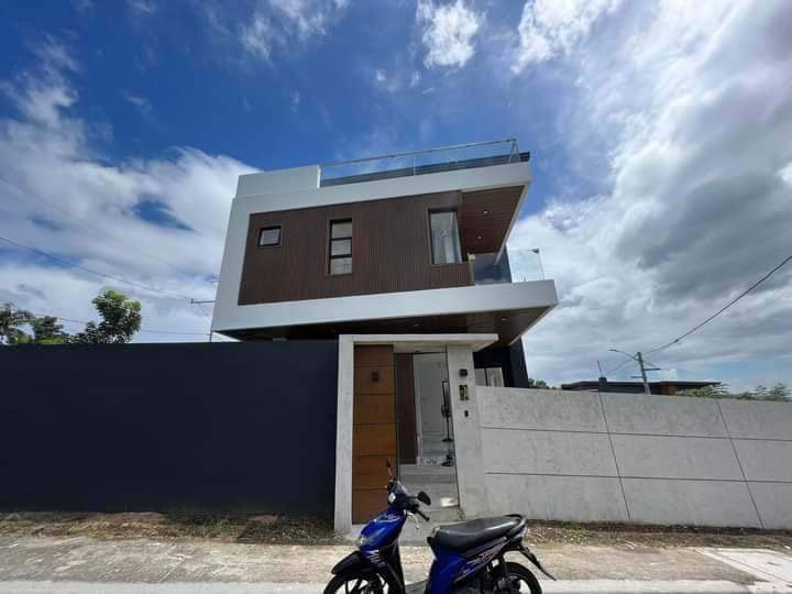 3BR Corner House & Lot for Sale in Taytay w/ View of Laguna de Bay