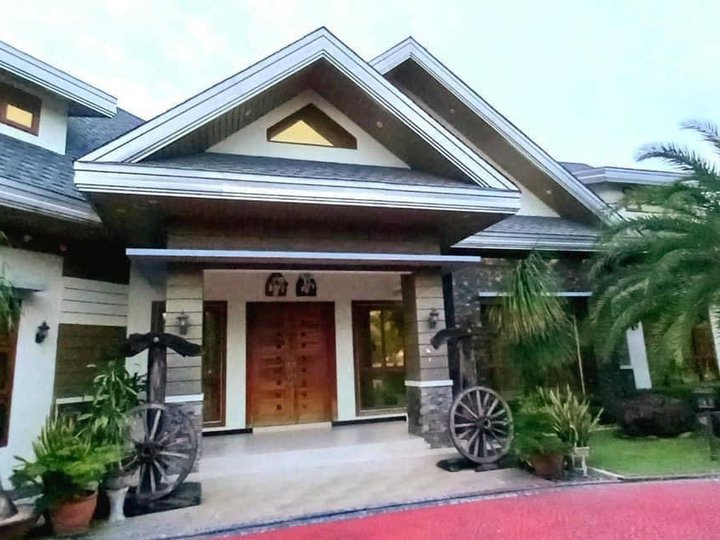 5-bedroom Huge Mansion House For Sale in Clark Angeles Pampanga