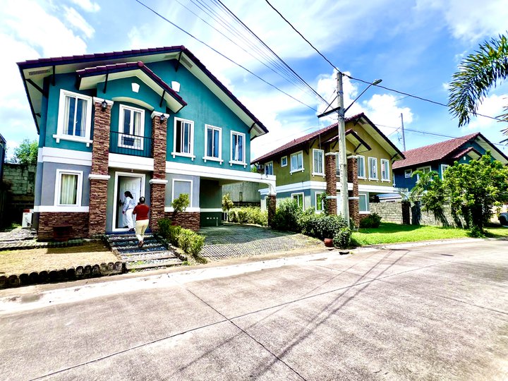 5-bedroom Single Detached House For Sale in Bacoor Cavite